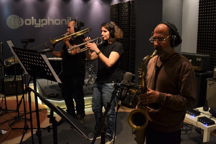 Μουσικοί με πνευστά που ηχογραφούν σε στούντιο