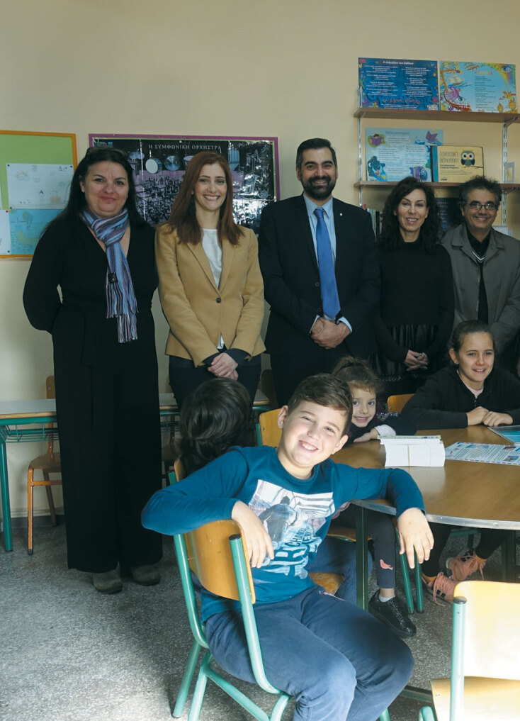 2ο Δημοτικό Σχολείο Ραφήνας.Από αριστερά: Εκπρόσωποι του σχολείου, Κατερίνα Πουρναροπούλου, Marketing and CSR Coordinator, KPMG, Αλκιβιάδης Σιαράβας Marketing and Communications Manager KPMG