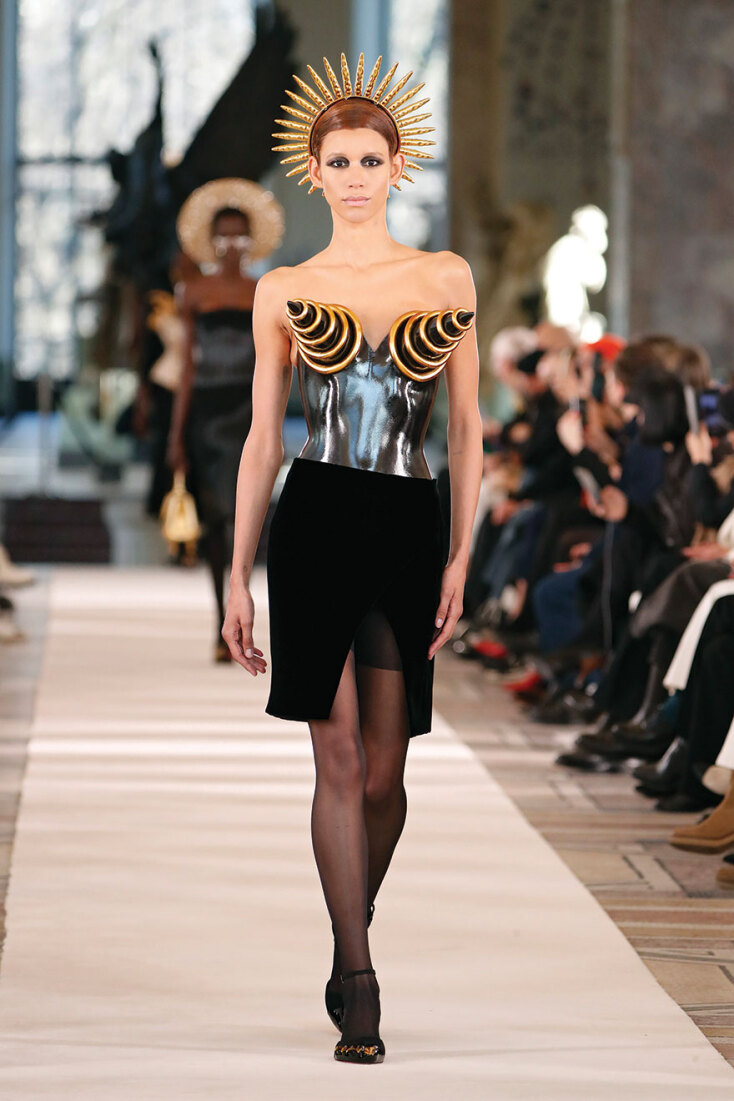 Μοντέλο στην πασαρέλα Schiaparelli