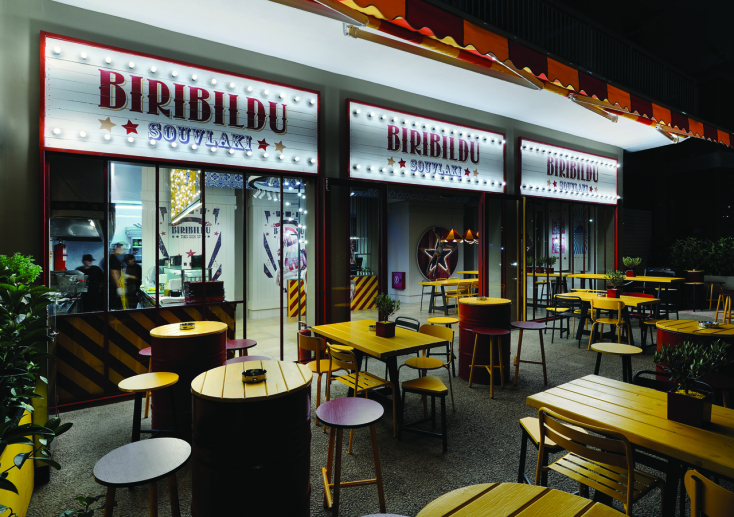 Στη λεωφόρο Ποσειδώνος, σούρουπο και με μια θάλασσα πορτοκαλιά, μαθαίνω πως Biribildu σημαίνει στα βασκικά ό,τι γυρίζει γύρω από τον εαυτό του. 