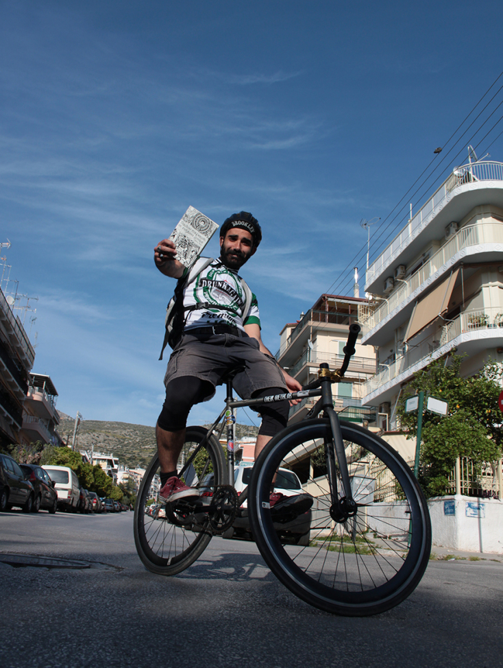 Ο Ιάσων Άλυ με το πρότζεκτ Art on Wheels μοιράζει το βιβλίο του.