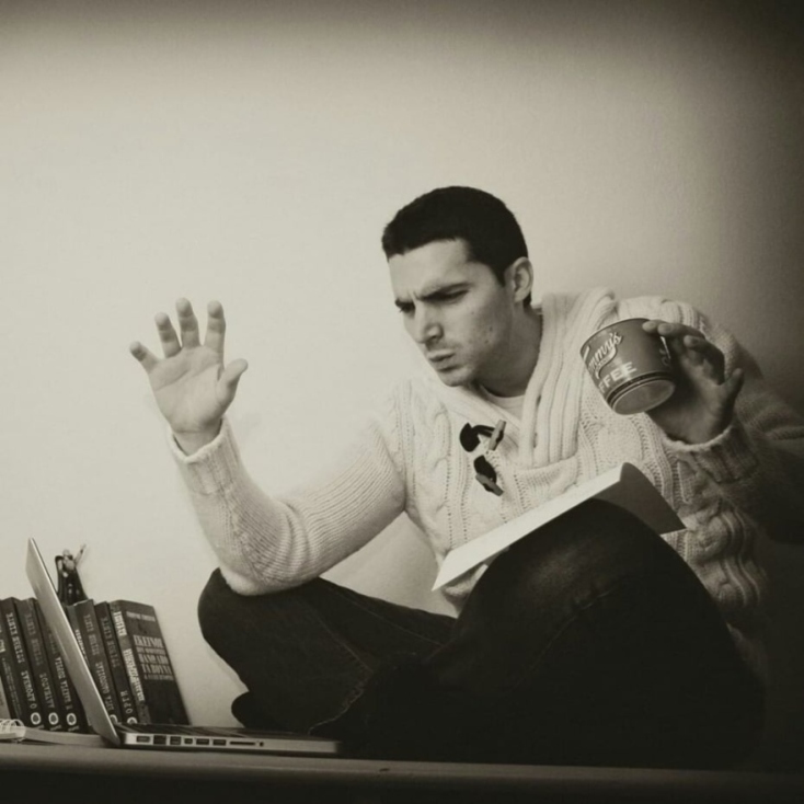 #menoumespiti με την Athens Voice: Ο συγγραφέας Γιώργος Γιώτσας περιγράφει μία μέρα στο ξενοδοχείο, εν μέσω πανδημίας κορωνοϊού.