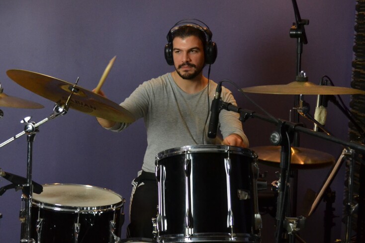 Ο μουσικός Σίμος Κωνσταντινίδης παίζει ντραμς