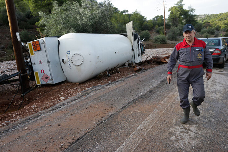 Λάσπη  στη Μαγούλα 
