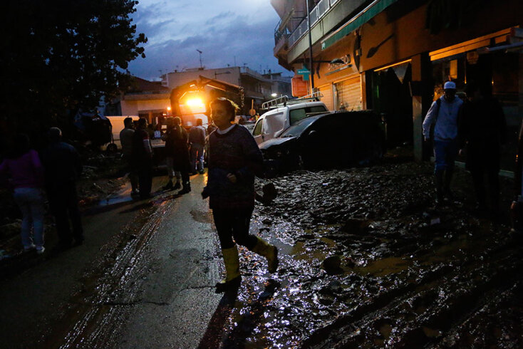 Μάνδρα - πλημμύρες - βράδυ