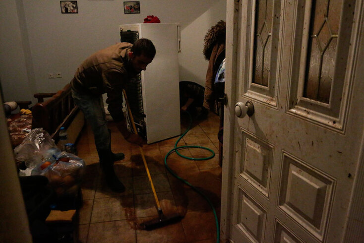 Μάνδρα - πλημμύρες - βράδυ