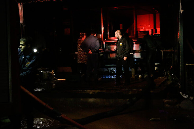 Μάνδρα - πλημμύρες - βράδυ