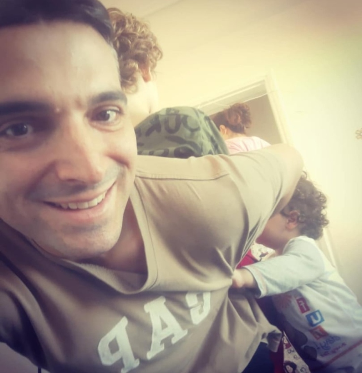 #menoumespiti με την Athens Voice: Ο συγγραφέας Γιώργος Γιώτσας περιγράφει μία μέρα στο ξενοδοχείο, εν μέσω πανδημίας κορωνοϊού.