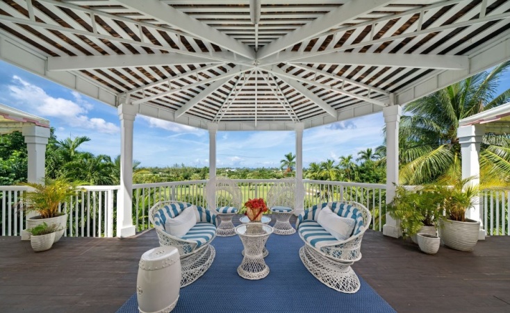 Η βεράντα της έπαυλης στις Μπαχάμες