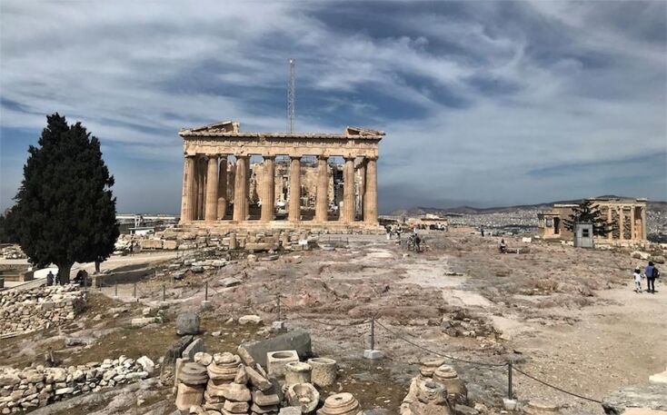 Οι διαδρομοι στα όρια του μνημείου και η συνολική αντίληψη στον χώρο.