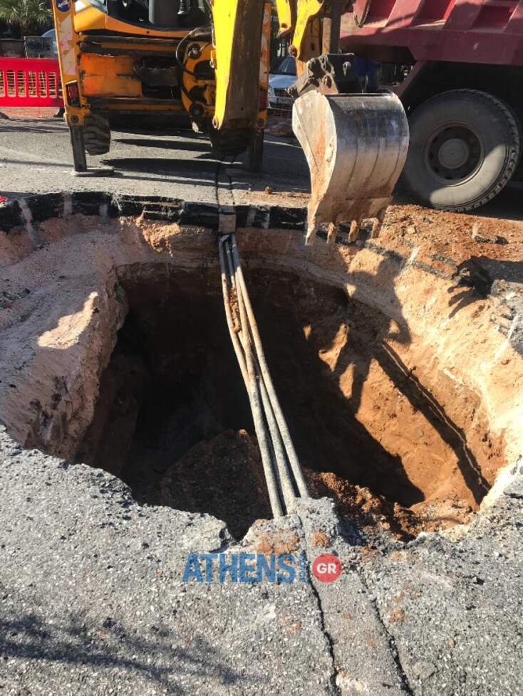 Εργασίες αποκατάστασης δρόμου στο Χαλάνδρι μετά την κακοκαιρία «Μπάλλος»