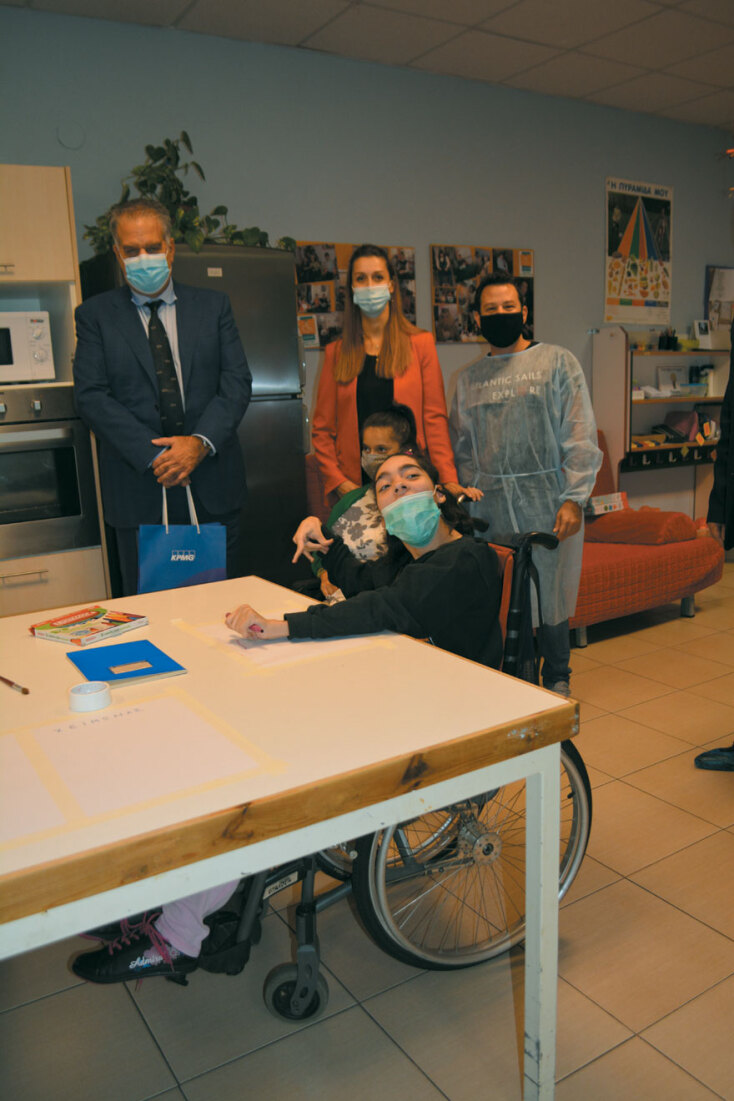 Στιγμιότυπο από την παράδοση υλικών στην ΕΛΕΠΑΠ Θεσσαλονίκης από τον Δημήτρη Ηλιάδη, Γενικό Διευθυντή KPMG.