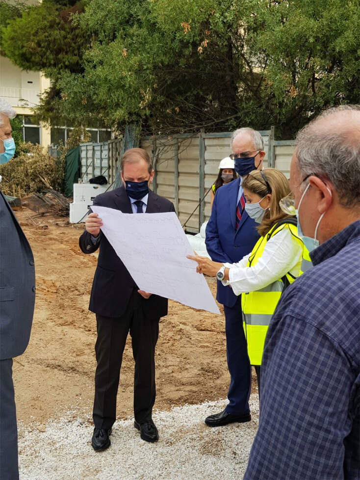 Νοσοκομείο «Σωτηρία»: Ο Κώστας Αχ. Καραμανλής, με τον Κώστα Τασούλα, στον χώρο όπου κατασκευάζονται οι 50 νέες κλίνες ΜΕΘ, δωρεά της Βουλής των Ελλήνων