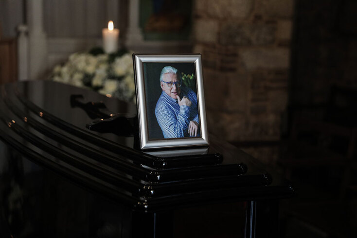 Σε λαϊκό προσκύνημα η σορός του Κώστα Βουτσά