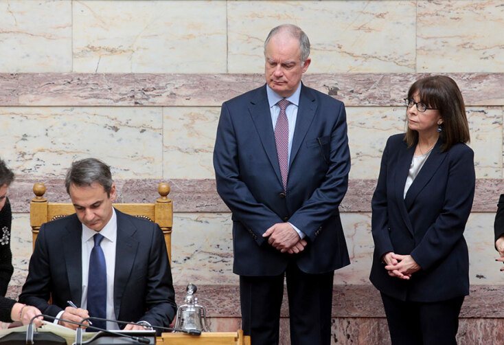 Ο Κυριάκος Μητσοτάκης υπογράφει μετά την ορκωμοσία της Αικατερίνης Σακελλαροπούλου