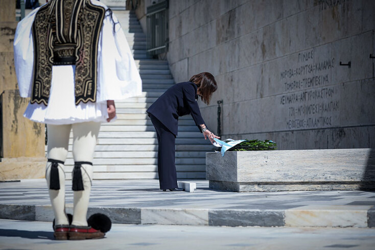 Η Κατερίνα Σακελλαροπούλου κατέθεσε στεφάνι στο Μνημείο του Αγνώστου Στρατιώτη, μετά την ορκωμοσία της