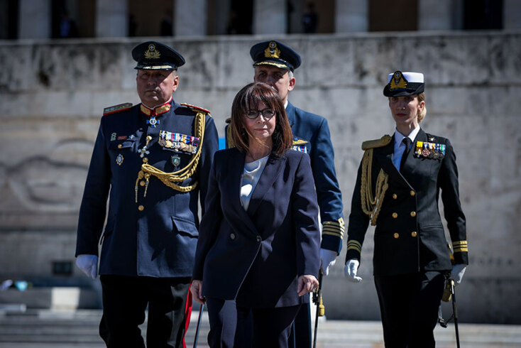 Η Κατερίνα Σακελλαροπούλου κατευθύνεται να καταθέσει στεφάνι στο Μνημείο του Αγνώστου Στρατιώτη μετά την ορκωμοσία της