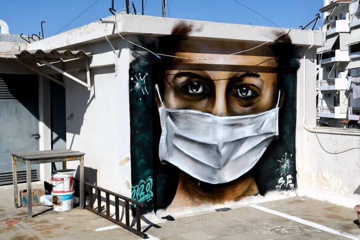 Γκράφιτι σε ταράτσα με γυναικα που φοράει μάσκα