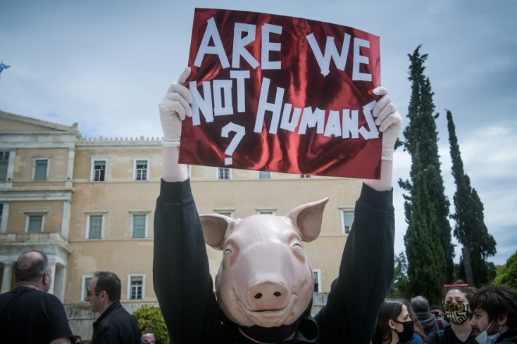 Διαμαρτυρία καλλιτεχνών έξω από τη Βουλή