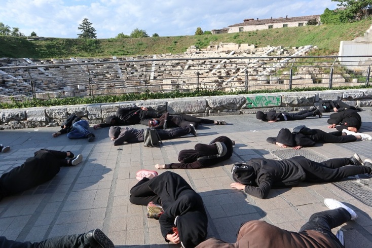 Ξαπλωμένοι στο πάωμα οι καλλιτέχνες στη Λάρισα