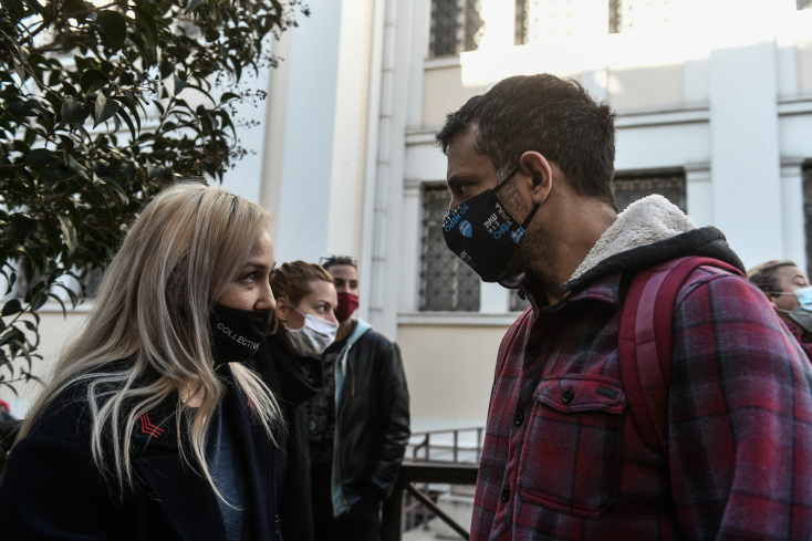 Η Πηνελόπη Αναστασοπούλου με τον Γιώργο Χρανιώτη στη συγκέντρωση των καλλιτεχνών έξω από το Υπουργείο Πολιτισμού 