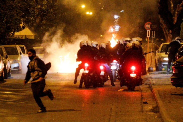 Τα επεισόδια στην πλατεία Νέας Σμύρνης.