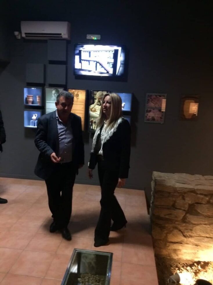 Η Φώφη Γεννηματά στο Μνημείο του Ολοκαυτώματος στα Ανώγεια  