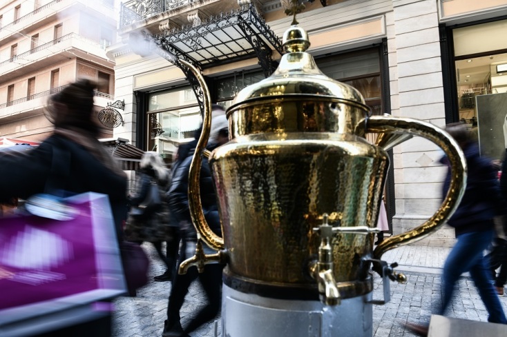 ΑΥΞΗΜΕΝΗ ΚΙΝΗΣΗ ΣΤΗΝ ΟΔΟ ΕΡΜΟΥ ΚΑΙ ΣΤΑ ΑΝΟΙΧΤΑ ΕΜΠΟΡΙΚΑ ΚΑΤΑΣΤΗΜΑΤΑ (ΤΑΤΙΑΝΑ ΜΠΟΛΑΡΗ/EUROKINISSI)