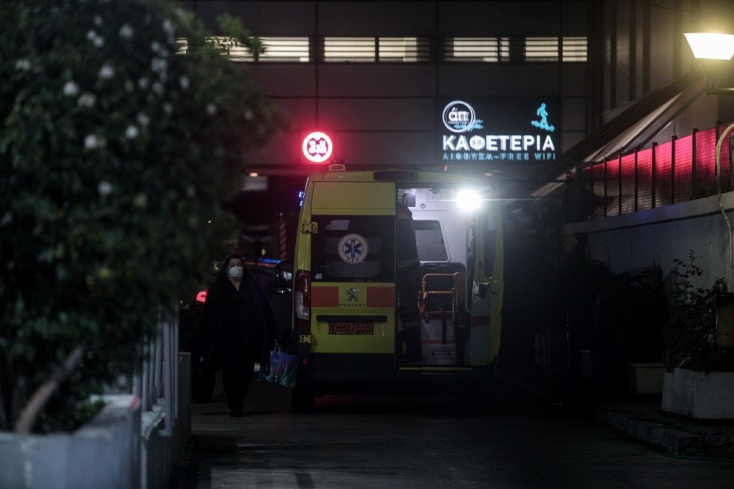 ΓΥΝΑΙΚΑ ΕΧΕΙ ΑΝΕΒΕΙ ΣΤΗ ΤΑΡΑΤΣΑ ΤΟΥ ΝΟΣΟΚΟΜΕΙΟΥ "ΕΥΑΓΓΕΛΙΣΜΟΣ" ΚΑΙ ΑΠΕΙΛΕΙ ΝΑ ΠΕΣΕΙ ΣΤΟ ΚΕΝΟ (ΒΑΣΙΛΗΣ ΡΕΜΠΑΠΗΣ / EUROKINISSI)