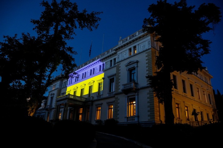 ΦΩΤΑΓΩΓΗΣΗ ΤΟΥ ΠΡΟΕΔΡΙΚΟΥ ΜΕΓΑΡΟΥ ΜΕ ΤΑ ΧΡΩΜΑΤΑ ΤΗΣ ΟΥΚΡΑΝΙΚΗΣ ΣΗΜΑΙΑΣ (ΓΙΩΡΓΟΣ ΚΟΝΤΑΡΙΝΗΣ/ EUROKINISSI)