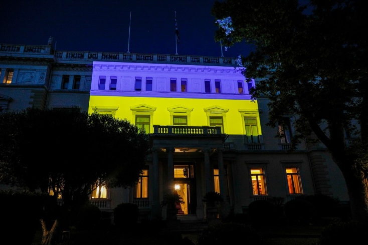 ΦΩΤΑΓΩΓΗΣΗ ΤΟΥ ΠΡΟΕΔΡΙΚΟΥ ΜΕΓΑΡΟΥ ΜΕ ΤΑ ΧΡΩΜΑΤΑ ΤΗΣ ΟΥΚΡΑΝΙΚΗΣ ΣΗΜΑΙΑΣ (ΓΙΩΡΓΟΣ ΚΟΝΤΑΡΙΝΗΣ/ EUROKINISSI)