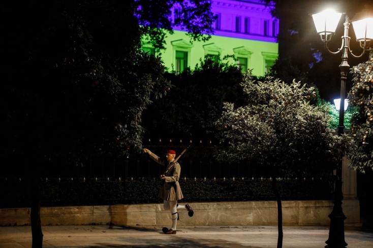 ΦΩΤΑΓΩΓΗΣΗ ΤΟΥ ΠΡΟΕΔΡΙΚΟΥ ΜΕΓΑΡΟΥ ΜΕ ΤΑ ΧΡΩΜΑΤΑ ΤΗΣ ΟΥΚΡΑΝΙΚΗΣ ΣΗΜΑΙΑΣ (ΓΙΩΡΓΟΣ ΚΟΝΤΑΡΙΝΗΣ/ EUROKINISSI)