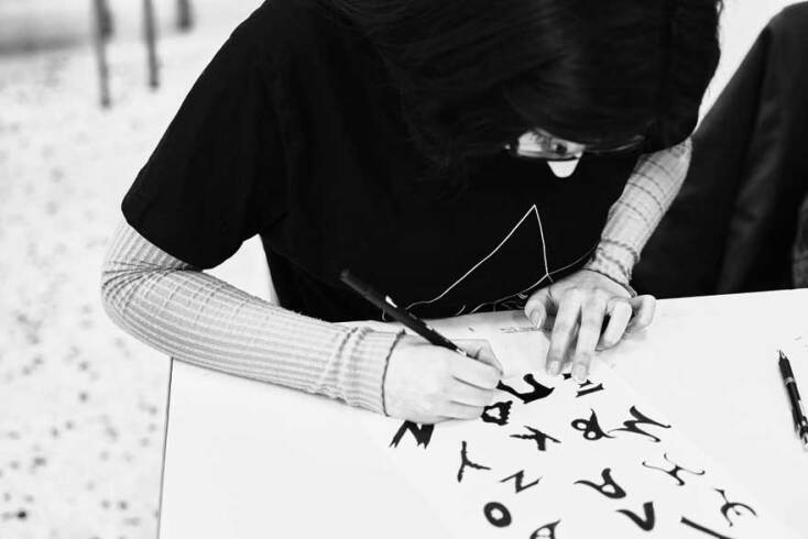 Οι μαθητές του 5ου ΓΕΛ Ζωγράφου δημιουργούν τις δικές τους γραμματοσειρές με μελάνι στο πλαίσιο του εργαστηρίου «Ένα ποίημα, μια εικόνα, μια έκδοση»