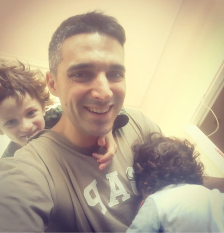 #menoumespiti με την Athens Voice: Ο συγγραφέας Γιώργος Γιώτσας περιγράφει μία μέρα στο ξενοδοχείο, εν μέσω πανδημίας κορωνοϊού.