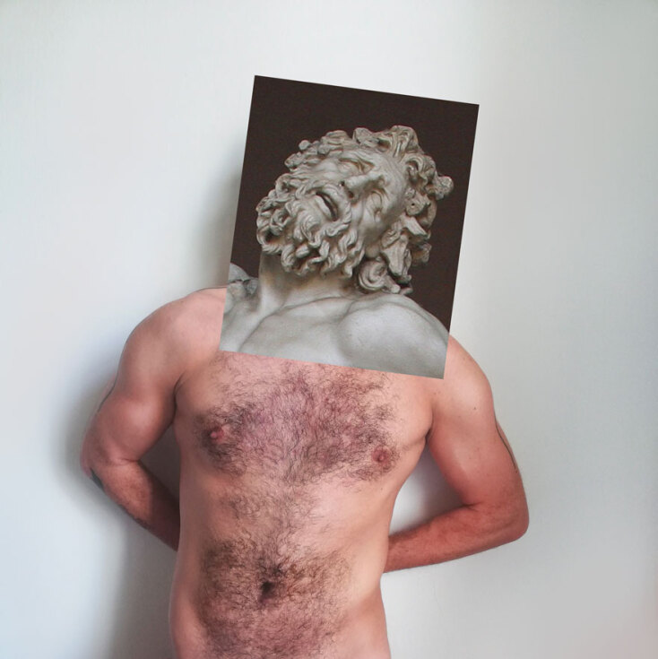 Γυμνός άνδρας με πρόσωπο καλυμένο από φωτογραφία αρχαίου αγάλματος