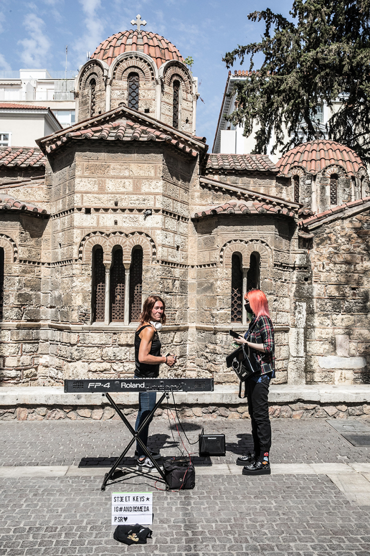 Ο Γιάννης Νένες γράφει για την καλοκαιρινή Αθήνα και όλα όσα θα δούμε στην πόλη κάτω από τους 42°C και η Μαρία Μαρκέζη φωτογραφίζει.