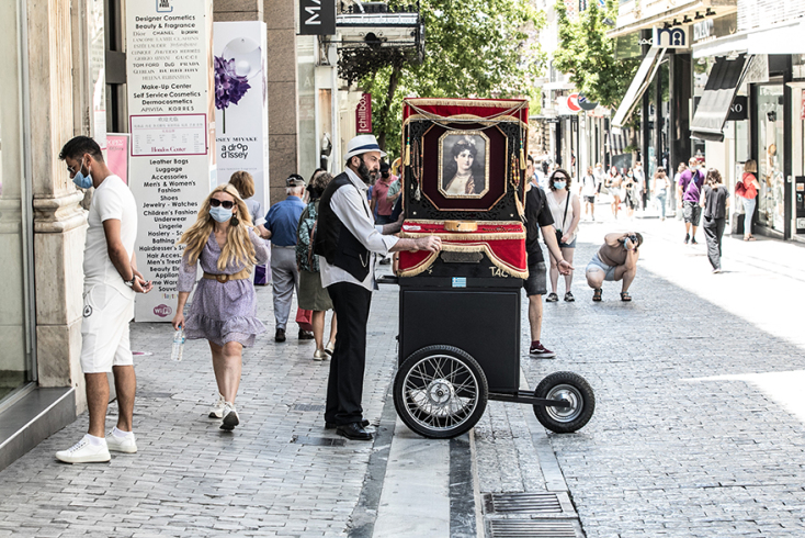 Ο Γιάννης Νένες γράφει για την καλοκαιρινή Αθήνα και όλα όσα θα δούμε στην πόλη κάτω από τους 42°C και η Μαρία Μαρκέζη φωτογραφίζει.