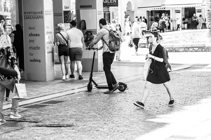 Ο Γιάννης Νένες γράφει για την καλοκαιρινή Αθήνα και όλα όσα θα δούμε στην πόλη κάτω από τους 42°C και η Μαρία Μαρκέζη φωτογραφίζει.