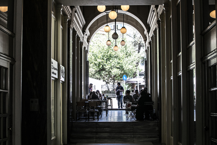 Ο Γιάννης Νένες γράφει για την καλοκαιρινή Αθήνα και όλα όσα θα δούμε στην πόλη κάτω από τους 42°C και η Μαρία Μαρκέζη φωτογραφίζει.