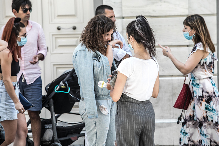 Ο Γιάννης Νένες γράφει για την καλοκαιρινή Αθήνα και όλα όσα θα δούμε στην πόλη κάτω από τους 42°C και η Μαρία Μαρκέζη φωτογραφίζει.