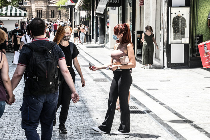 Ο Γιάννης Νένες γράφει για την καλοκαιρινή Αθήνα και όλα όσα θα δούμε στην πόλη κάτω από τους 42°C και η Μαρία Μαρκέζη φωτογραφίζει.