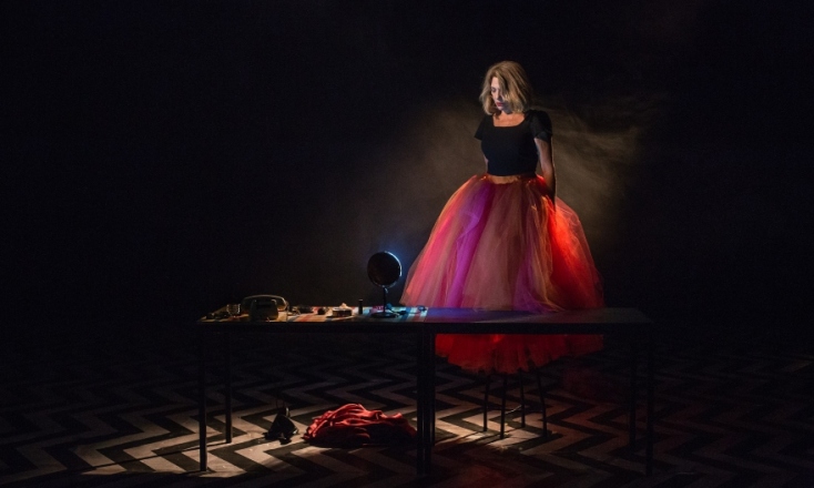 H Όλια Λαζαρίδου στην παράσταση "Έξι φορές" στο Μέγαρο Μουσικής