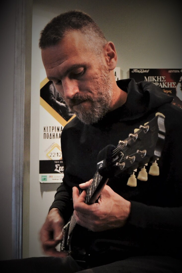 Ο μουσικός Γιώργος Χριστόπουλος παίζει κιθάρα