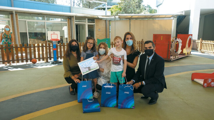 Στιγμιότυπο της παράδοσης των σχολικών στα παιδιά της ΕΛΕΠΑΠ στην Αθήνα από τους εκπροσώπους της KPMG, Μαρία Καστρησίου, Senior Advisor και τον Αλκιβιάδη Σιαράβα, Διευθυντή Μarketing και Επικοινωνίας της KPMG στην Ελλάδα.