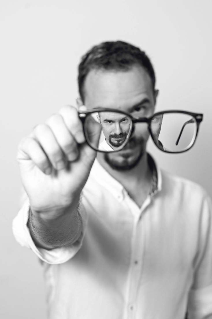 Ο συγγραφέας Βαγγέλης Γιαννίσης μιλάει στην ATHENS VOICE για το νέο το βιβλίο «Αμαρόκ» (εκδ. Διόπτρα), τα παιδικά του χρόνια, τη συγγραφή, τη μετάφραση και την καραντίνα