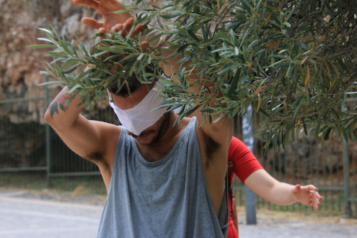 Άνδρας με δεμένα μάτια ακουμπάει το κλαδί ενός δέντρου