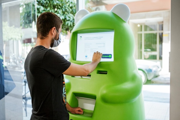 Νεαρός μπροστά στο ATM της Green Panda