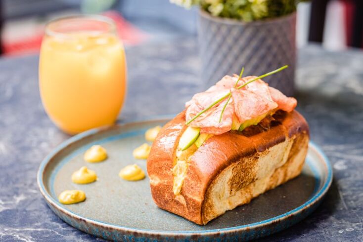 Scrambled eggs με αβοκάντο και τραγανό μπέικον μέσα σε μαλακό ψωμάκι brioche