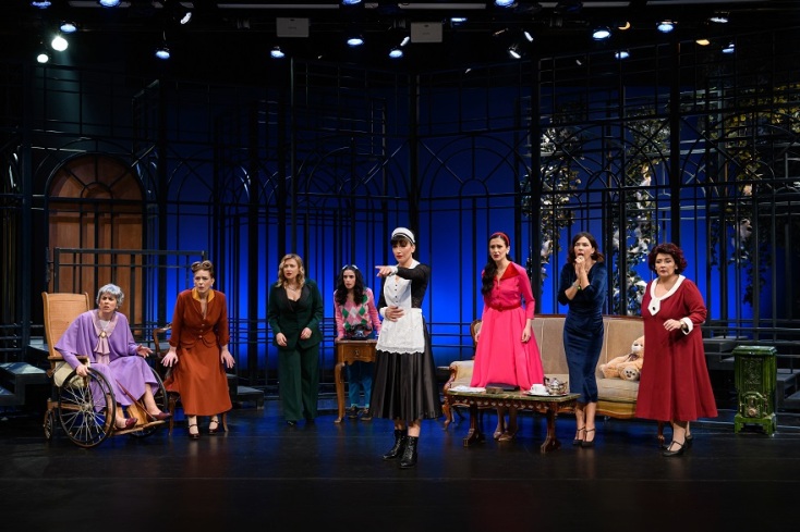 Στιγμιότυπο από την παράσταση «8 γυναίκες».