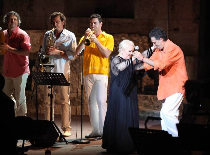 Η Μαίρη Λίντα χορεύει με τους Apurimac στο Ηρώδειο